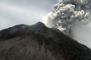فوران عجیب و وحشتناک یک کوه آتشفشان در اندونزی/ ویدئو