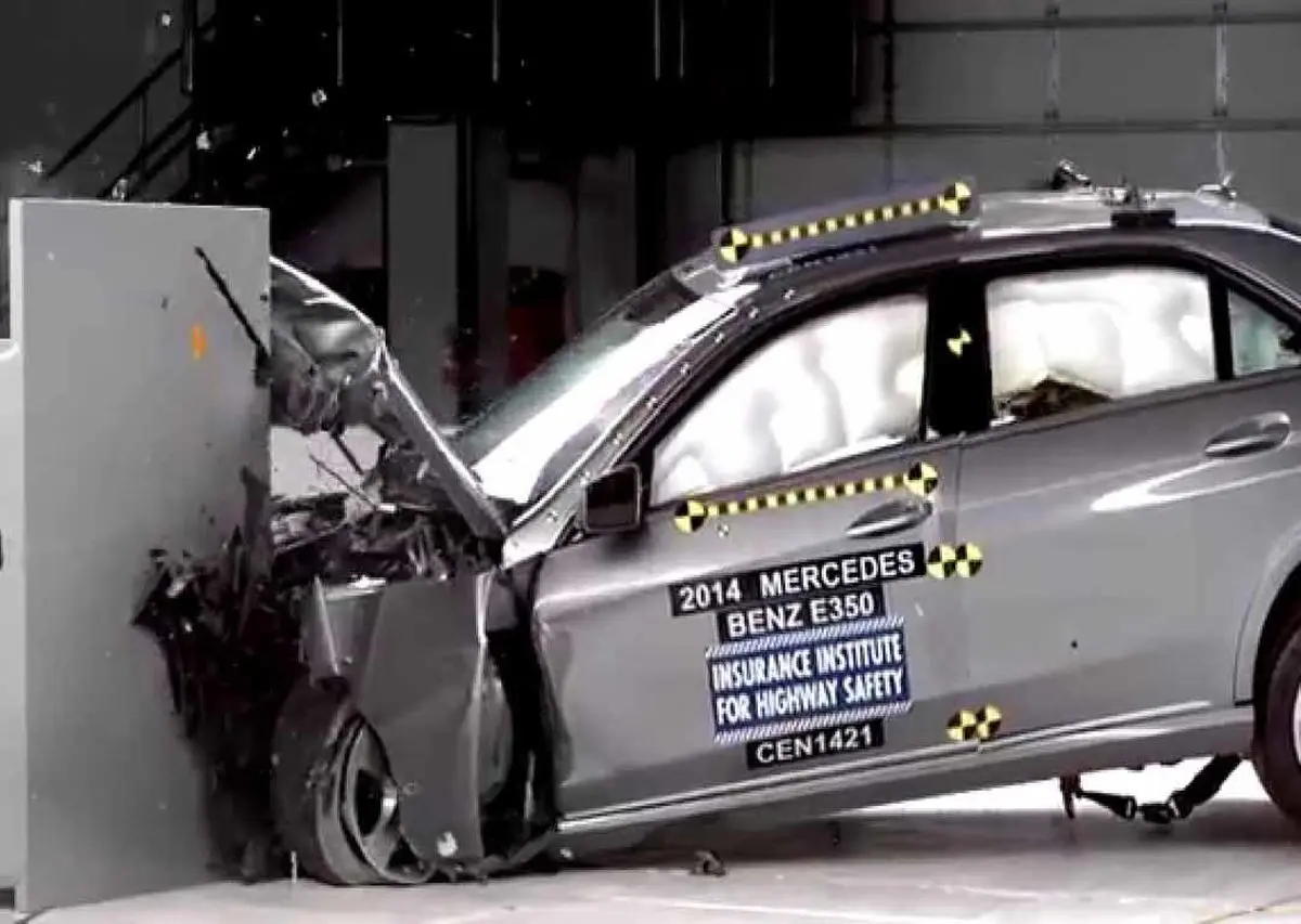 کارمند اسپانیایی چگونه از شرکت خودروسازی بنز انتقام گرفت؟/ ویدئو