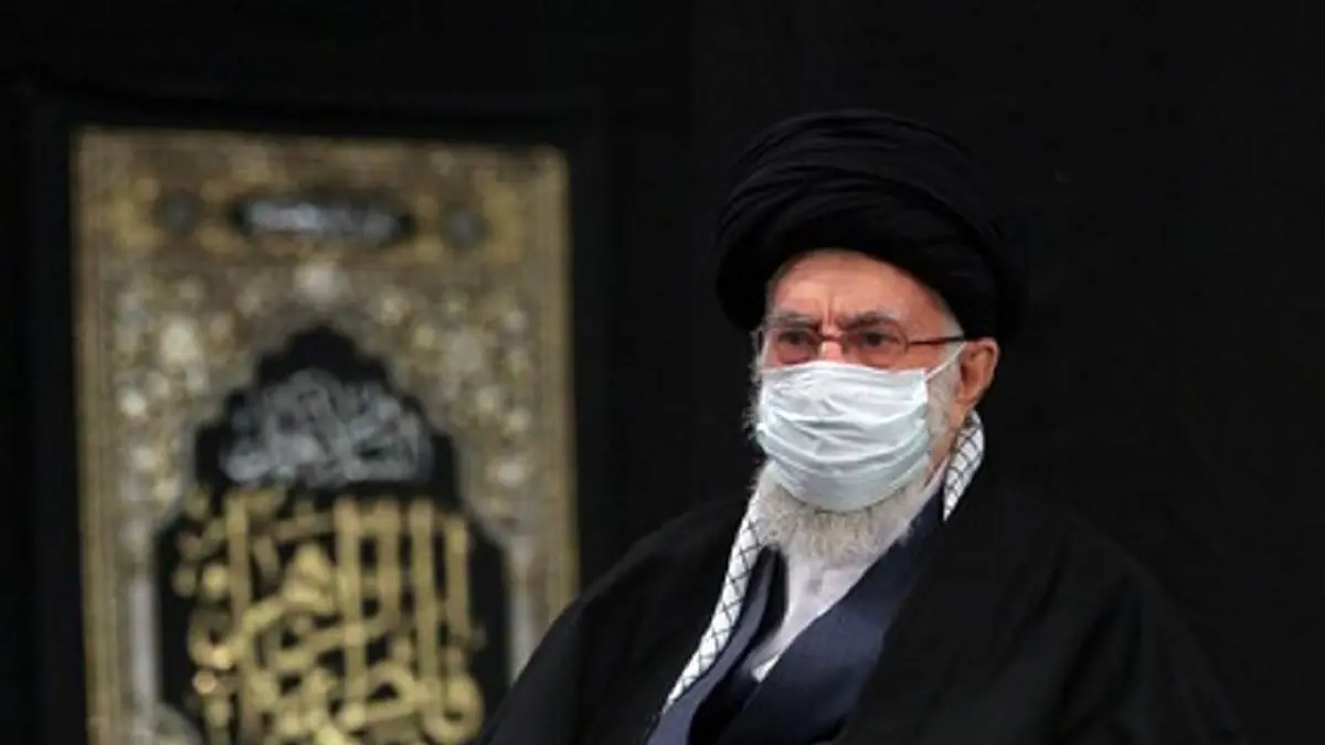 تصویری از قاب عکس ویژه در کنار رهبر انقلاب در مراسم عزاداری فاطمیه