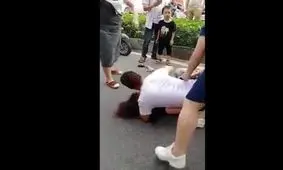 مچ‌گیری از شوهر و زن دومش وسط خیابان و کتک‌کاری/ هشدار: تصاویر خشونت‌آمیز