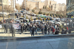 تجمع سهامداران معترض مقابل ساختمان سازمان بورس/ فیلم