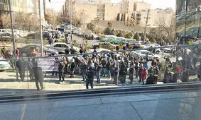 تجمع سهامداران معترض مقابل ساختمان سازمان بورس/ فیلم