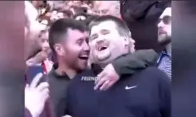 صحنه‌ای جالب در استادیوم فوتبال/ تماشاگر نابینایی که تمام دوربین‌ها را به خودش خیره کرد