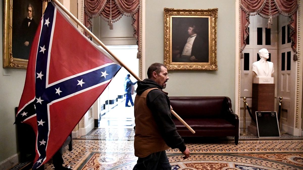 داستان یک عکس/ پرچم شورشیان در داخل کنگره آمریکا نشان از چه بود؟