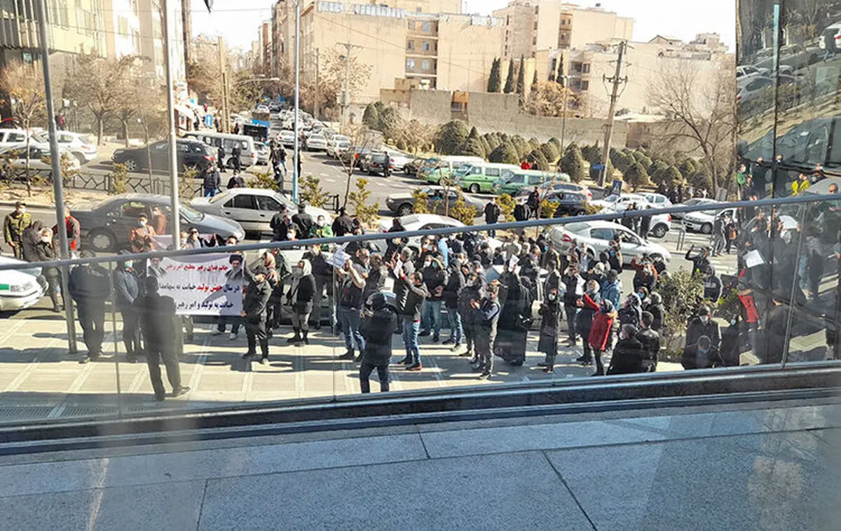 فیلمی از تجمع امروز سهامداران در مقابل ساختمان بورس