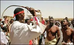 شلاق‌خوردن عجیب دوست داماد در مراسم عروسی