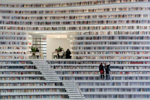 در این کتابخانه، می‌توانید از کوه کتاب بالا بروید!/ ویدئو