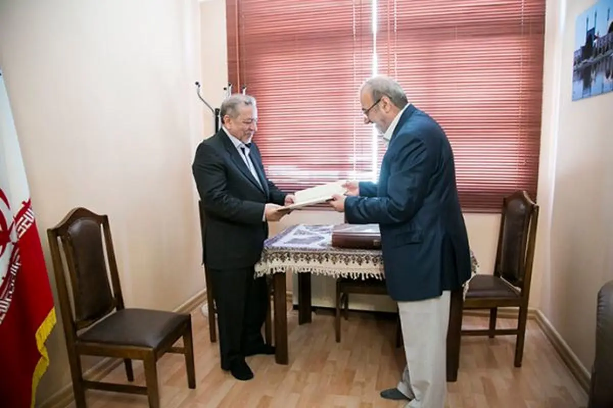 اهدای کتاب نفیس قرآن‌طباخ‌ به‌ استانداری اصفهان، توسط بانک‌پاسارگاد