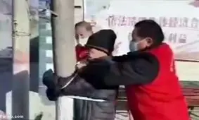 پیرمردی که قرنطینه را نقض کرد به درخت بسته شد!/ ویدئو