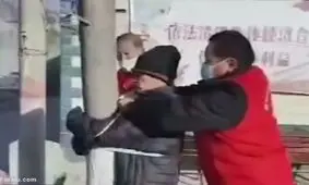 پیرمردی که قرنطینه را نقض کرد به درخت بسته شد!/ ویدئو