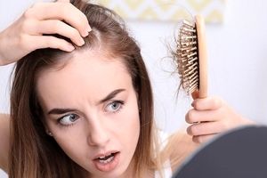 ۶ توجیه پزشکی درباره ریزش دائمی موها