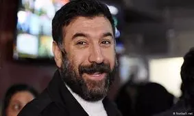 نوحه خوانی و سینه زنی برای شفای علی انصاریان اطراف بیمارستان