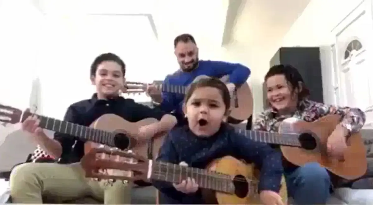 کنسرت خانوادگی با درخشش کودک خردسال!/ ویدئو