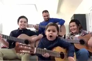 کنسرت خانوادگی با درخشش کودک خردسال!/ ویدئو