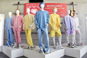 حراج لباس‌های رنگی گروه BTS در موزیک ویدیوی Dynamite به قیمت ۱۶۲,۵۰۰ دلار