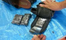 کشف شیره تریاک از پاشنه کفش در گمرک +عکس