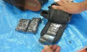 کشف شیره تریاک از پاشنه کفش در گمرک +عکس