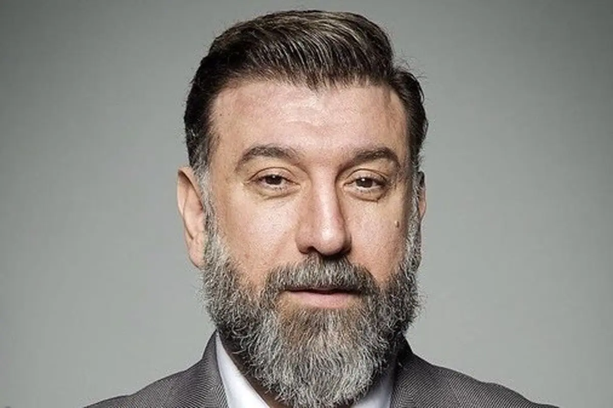 پیکر مرحوم انصاریان بر دوش مردم روانه خانه ابدی شد/ ویدئو