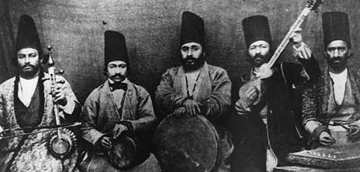 شب بعد از شام تارچی [و] سنتورچی آمده قدری زدند