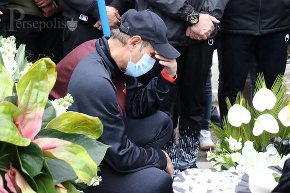 اشک یحیی و پرسپولیسی‌ها بر مزار میناوند و انصاریان/ عکس