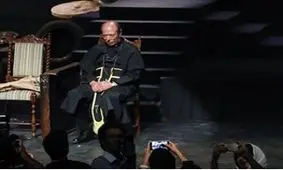 عکسی از علی مطهری و علی نصیریان روی صحنه تئاتر شهر