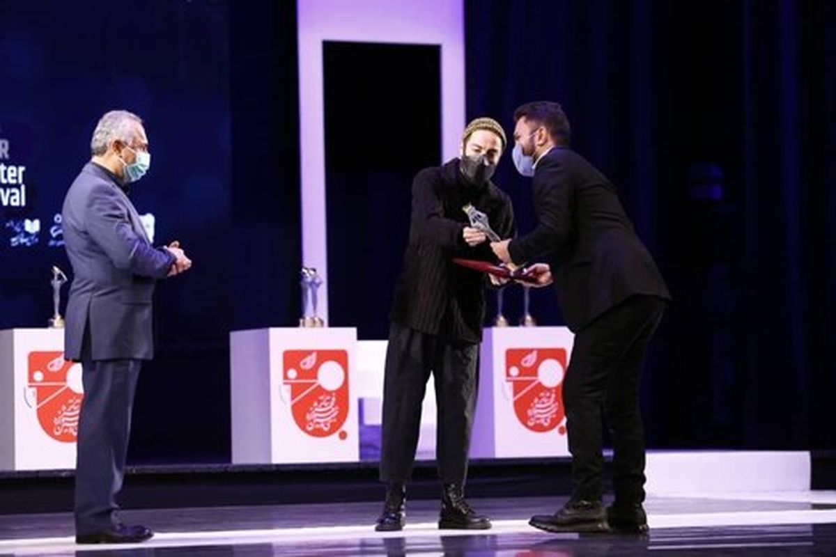 حضور نوید محمدزاده روی صحنه پایانی تئاتر فجر/ عکس