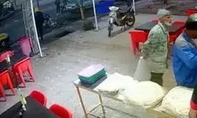 لحظه سرقت موتور سیکلت در مقابل مغازه آش فروشی/ ویدئو