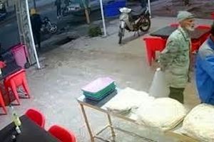 لحظه سرقت موتور سیکلت در مقابل مغازه آش فروشی/ ویدئو