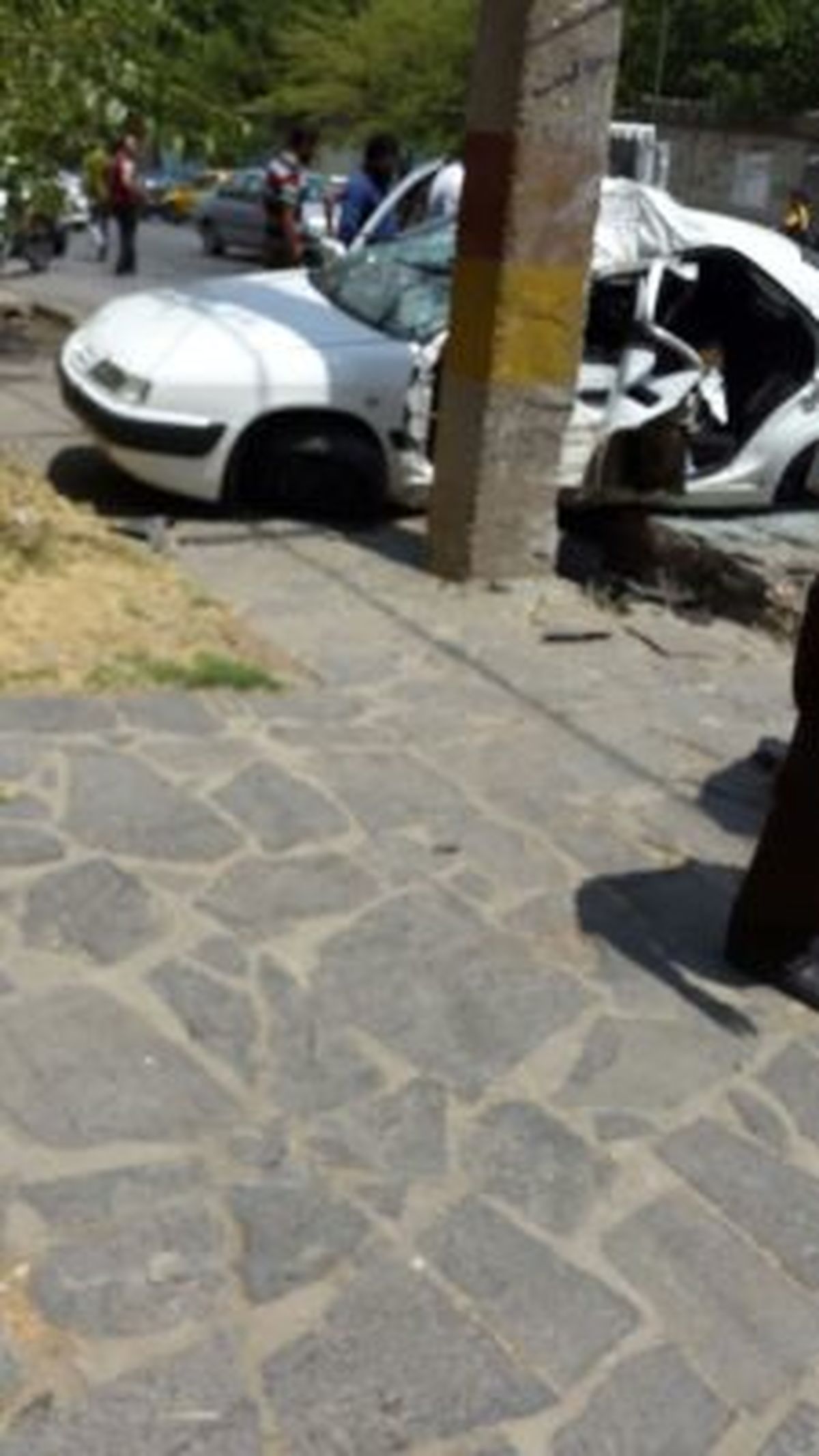 تصادف زانتیا با تیر برق در همدان