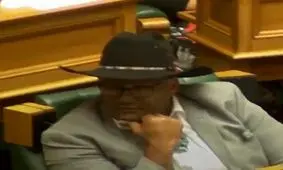 جنجال بر سر اجباری بودن کراوات در پارلمان نیوزیلند/ نماینده اخراجیِ معترض پیروز شد/ ویدئو