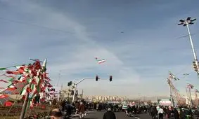 چتربازان بر فراز میدان آزادی/ عکس