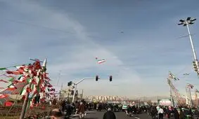 چتربازان بر فراز میدان آزادی/ عکس