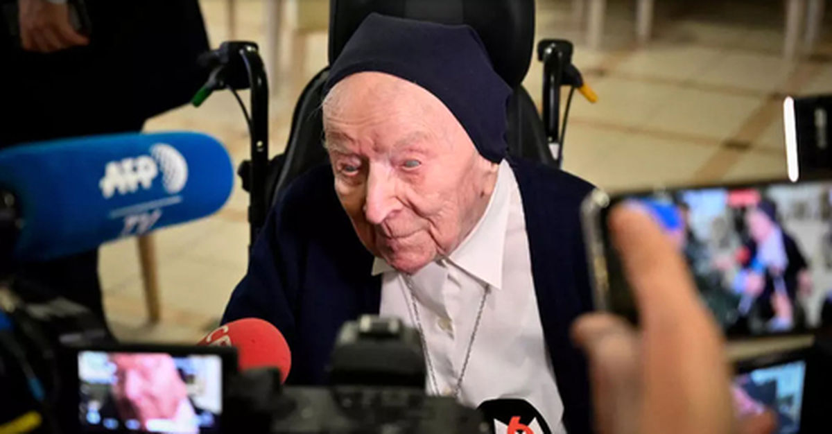 پیرترین شهروند اروپا کرونا را شکست داد/ عکس