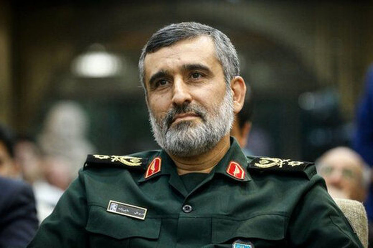 پوشش غیرنظامی فرمانده هوافضای سپاه در راهپیمایی 22 بهمن/ عکس