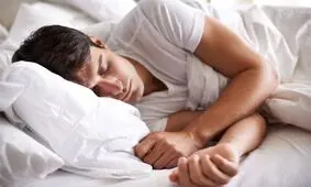 چرا برخی افراد در خواب حرف می‌زنند؟
