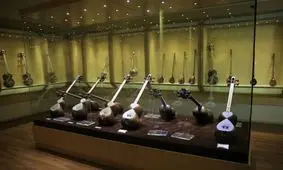 ویترین موزه به جای ساز، صورت ما را نشان می‌دهد!
