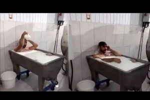 حمام کردن کارگر شرکت لبنیاتی در وان شیر/ ویدئو