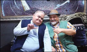 شوخی جنجالی اکبر عبدی با شریفی‌نیا/ گوشی‌اش را مریم برمی‌دارد!