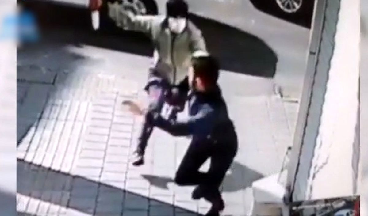 دماغ سوز شدن دزد نقابدار در حمله به پسر جوان/ ویدئو