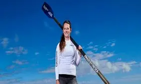 جوان‌ترین زن دنیا که اقیانوس اطلس را به تنهایی پارو زد/ عکس