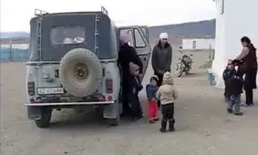 چند کودک از این خودرو پیاده شدند؟/ ویدئو