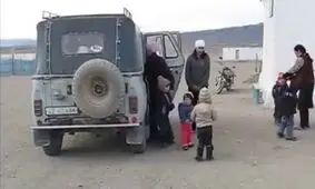 چند کودک از این خودرو پیاده شدند؟/ ویدئو