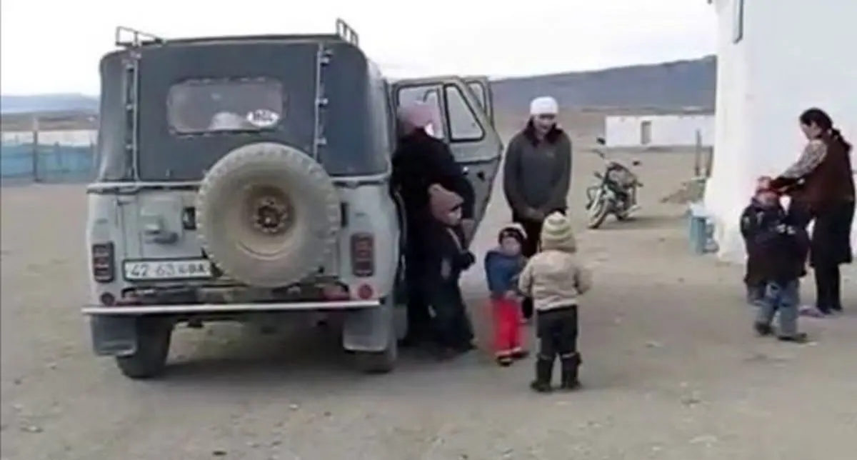 چند کودک از این خودرو پیاده شدند؟/ ویدئو