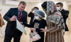 کودکان نقاش و عکاس ایرانی، جایزه خود را از سفیر چک گرفتند + عکس