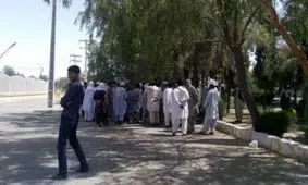 حمله معترضین به ساختمان فرمانداری سراوان/ تسخیر فرمانداری واقعیت ندارد/ ویدئو