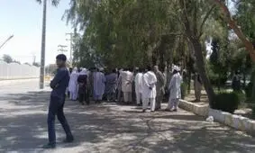 حمله معترضین به ساختمان فرمانداری سراوان/ تسخیر فرمانداری واقعیت ندارد/ ویدئو