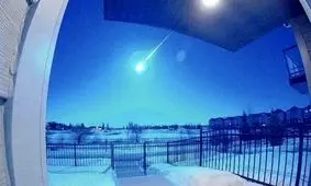 لحظه سقوط شهاب سنگ در آسمان کانادا/ ویدئو