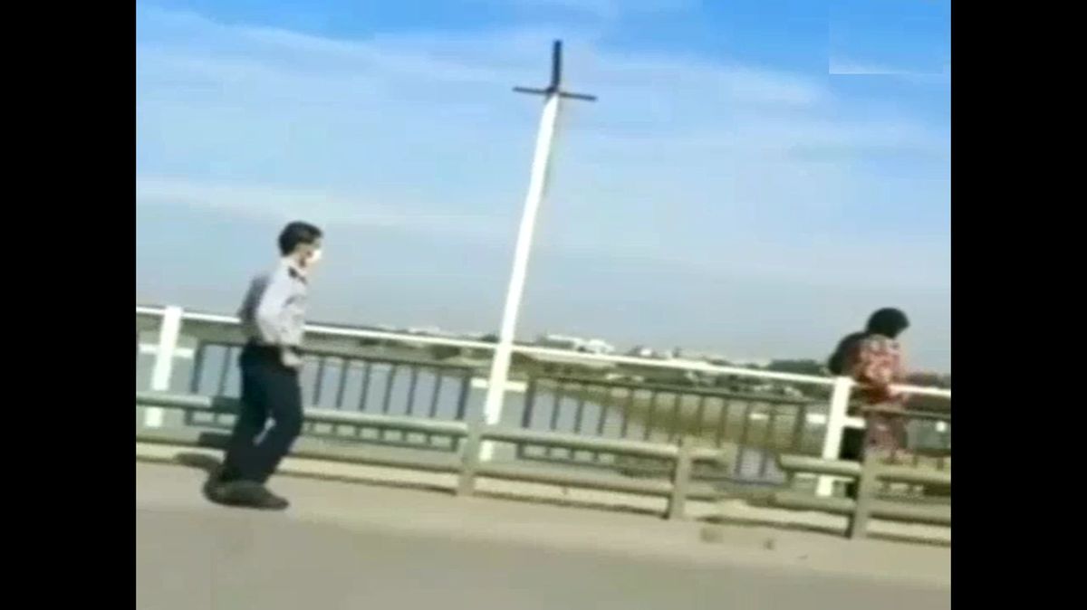 نجات یک زن از خودکشی از بالای پل رودخانه کارون‌ در اهواز/ ویدئو