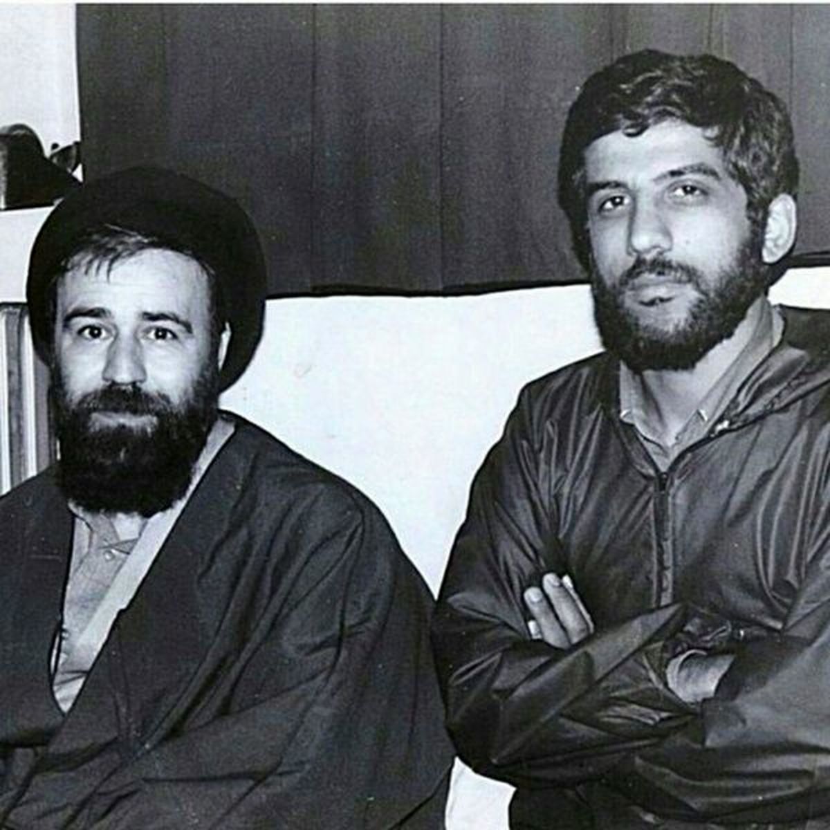 حاج احمدآقا سیگارى دود کرد و گفت: جلوی امام جرأت نمیکنم!/حاج احمدآقا بادگیر خوبی برای امام بود و از این بابت هم سختی کشید