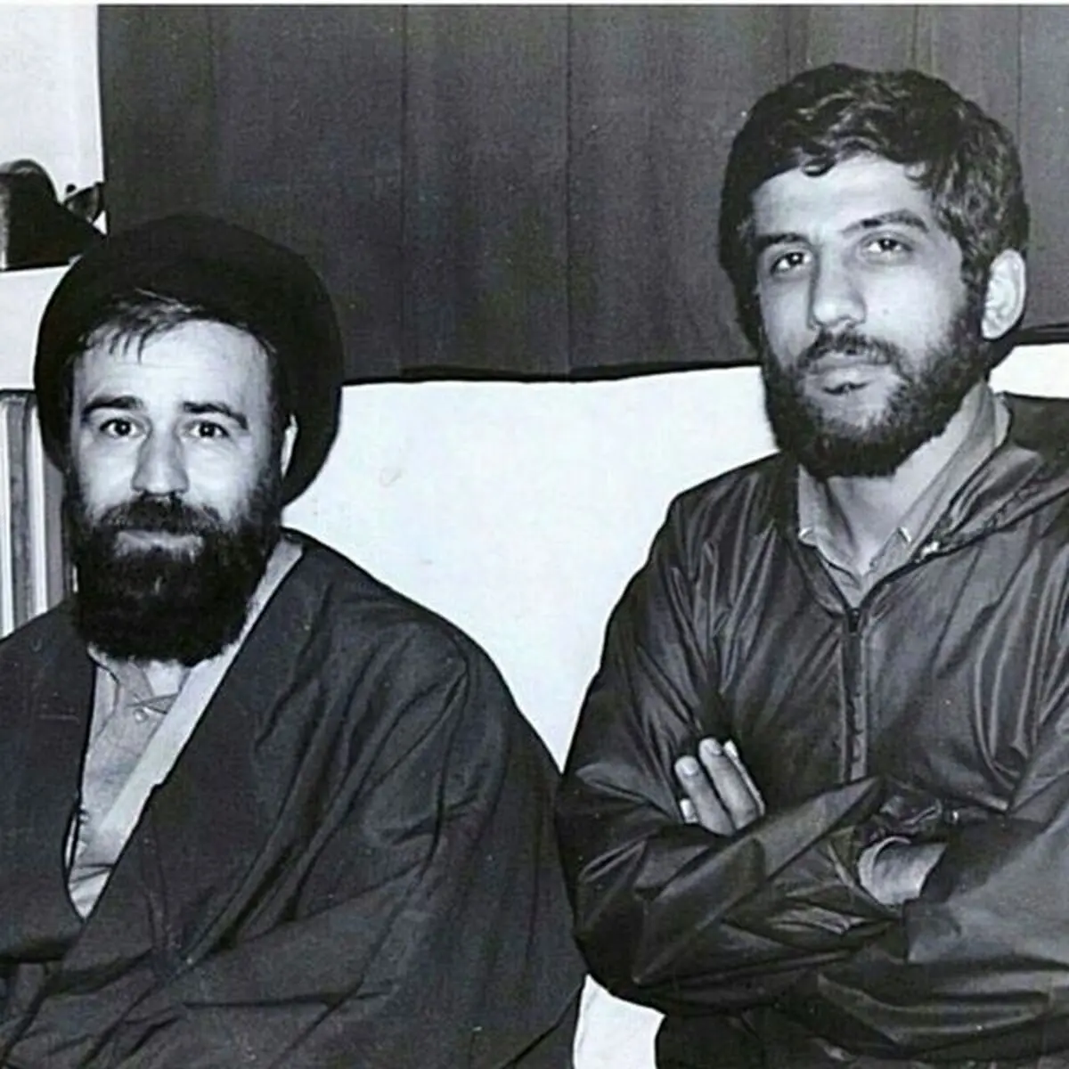 حاج احمدآقا سیگارى دود کرد و گفت: جلوی امام جرأت نمی‌کنم!/حاج احمدآقا بادگیر خوبی برای امام بود و از این بابت هم سختی کشید